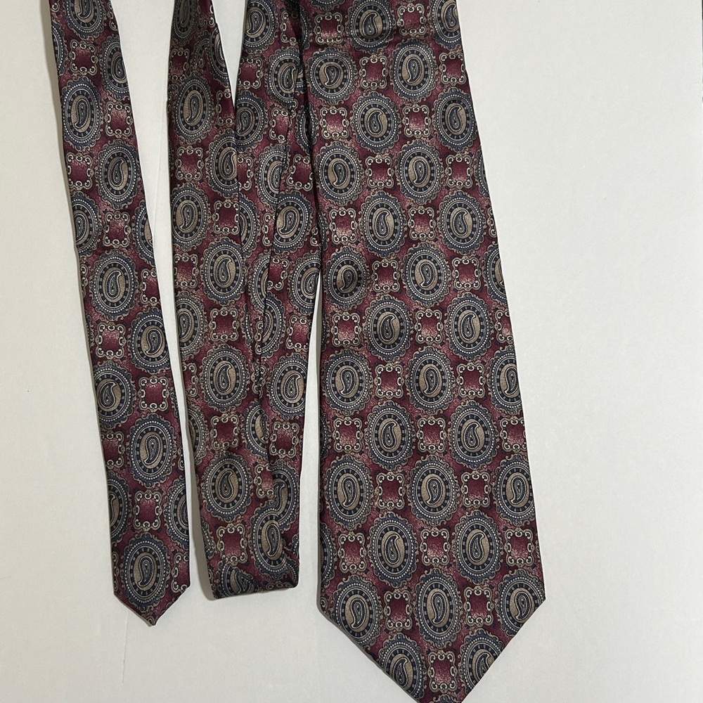 Johnny Carson vintage Elegant Paisley and Geometric Patterned Ties. Set of 2. - Picture 10 of 10